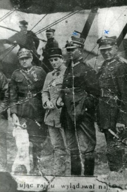 Fotografia grupowa na tle samolotu; pierwszy z prawej kpt. Stefan Korcz.