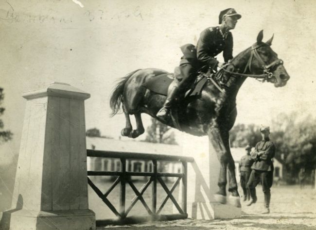 Roman Kościelak podczas zawod&oacute;w hippicznych. 