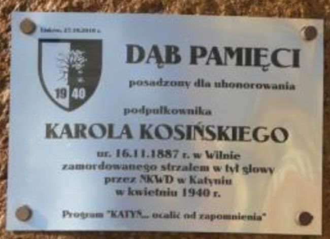 Tabliczka Dąb Pamięci Karola Kosińskiego.
