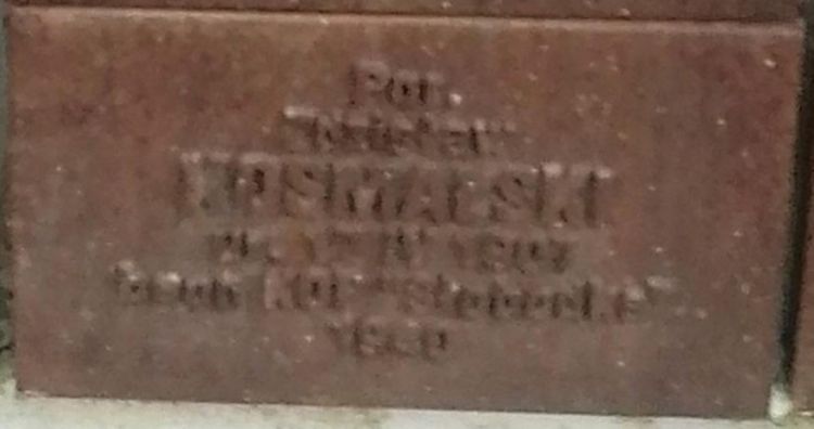 Tabliczka cmentarna porucznika Zdzisława Kosmalskiego na Cmentarzu Wojennym w Katyniu. 