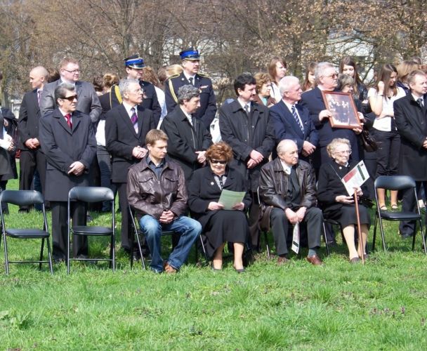 Uroczystość posadzenia dębu pamięci Franciszka Kowalskiego w Zduńskiej Woli. 