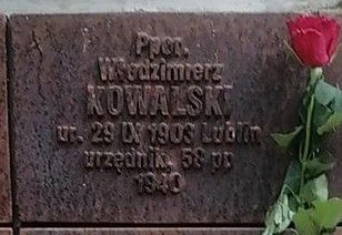 Tabliczka cmentarna podporucznika Włodzimierza Kowalskiego na cmentarzu wojennym w Katyniu.