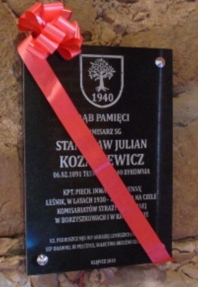 Tablica dębu pamięci Stanisława Kozakiewicza na ścianie kruchty kościoła p.w. św. Stanisława Biskupa Męczennika w Klępiczu.