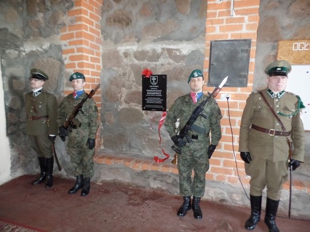 Tablica pamięci Stanisława Kozakiewiczowi na ścianie kruchty kościoła pod wezwaniem św. Stanisława Biskupa Męczennika w Klępiczu. 