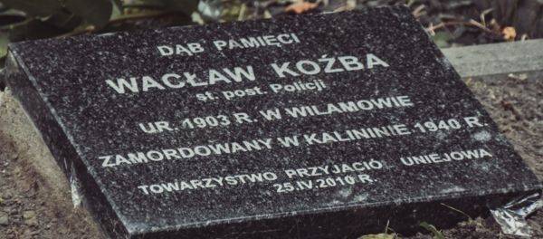 Tablica pamięci przy Dębie Pamięci Wacława Koźby.