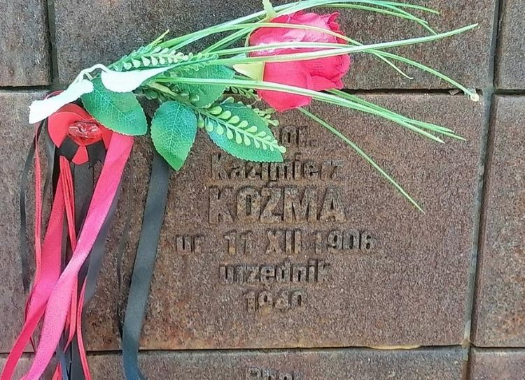 Tabliczka cmentarna podporucznika Kazimierza Koźmy na Cmentarzu Wojennym w Katyniu. 