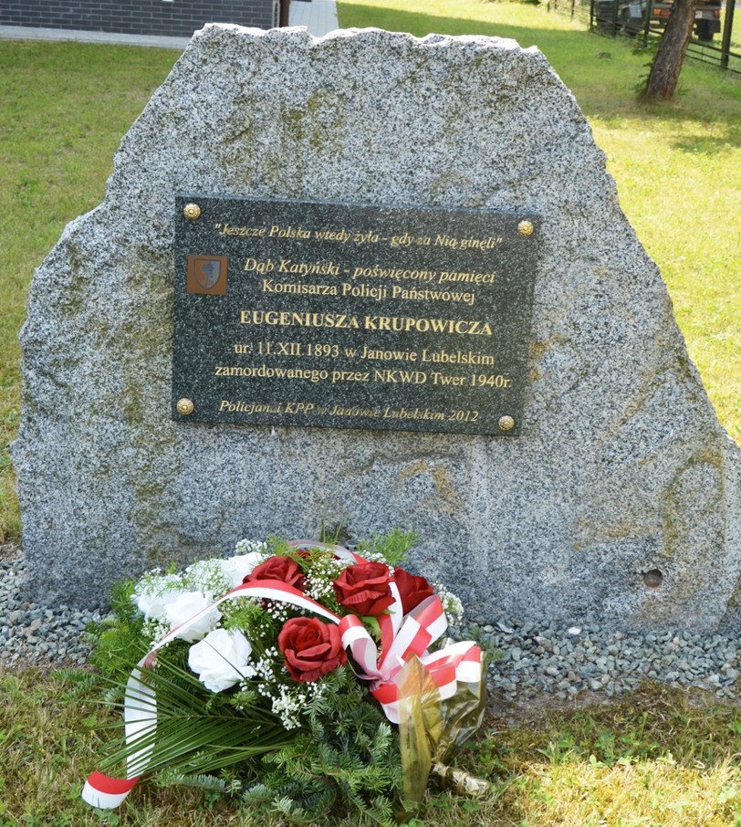 Tablica pamiątkowa Dębu Pamięci Eugeniusza Krupowicza.