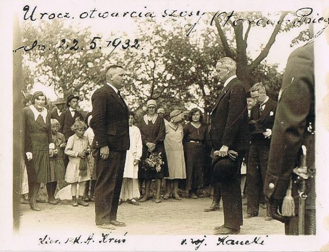 Uroczystość otwarcia szosy Otorowo-Pniewy. 
Kierownik szkoły Antoni Kruś z lewej.
źr&oacute;dło: 