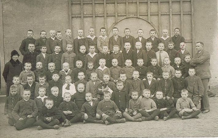 Kierownik Antoni Kruś (mężczyzna z prawej) wraz z uczniami szkoły. 