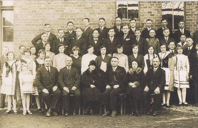 Zbiorowa fotografia - Antoni Kruś (czwarty z lewej w dolnym rzędzie).