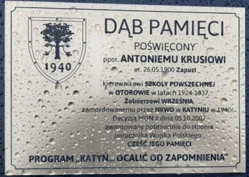Tablica Dębu Pamięci poświęconemu ppor. Antoniemu Kruś.