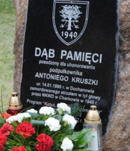 Tablica Dębu Pamięci podpułkownika Antoniego Kruszki. 