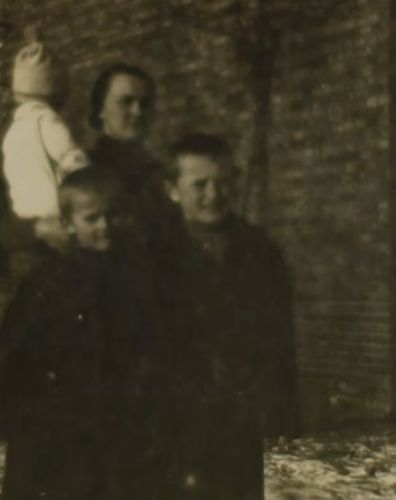 Jadwiga Krzyżaniak z synami - żona J&oacute;zefa Krzyżaniaka, grudzień 1939 roku