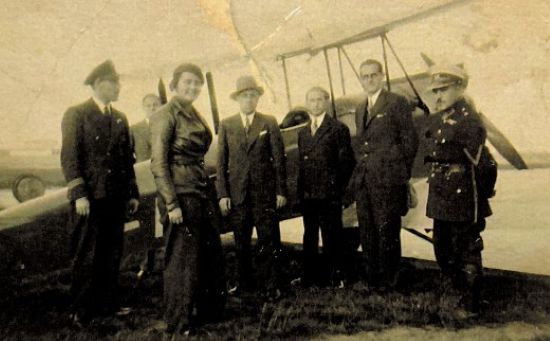 Wiktor Krzyżostaniak przy samolocie z Janiną Dowbor Muśnicką
