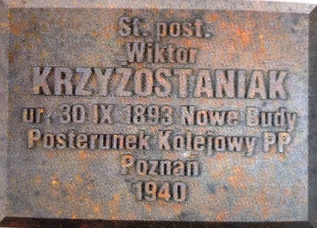 Tabliczka cmentarna Wiktora Krzyżostaniaka
