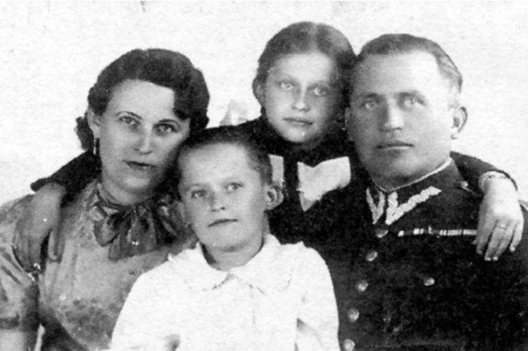 Chorąży Walenty Kubacki z żoną Łucją i dziećmi. 
