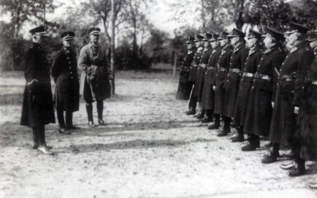 Inspekcja Komendy Powiatowej Policji Państwowej w Lesznie, 
w płaszczu letnim Komendant Powiatowy Policji Państwowej w Lesznie komisarz Konstanty Kubasik, lata 1926-1931 
