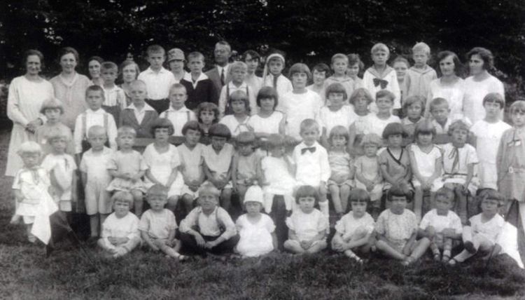 Kolonia dla dzieci z rodzin policyjnych z Komendy Powiatowej Policji Państwowej w Lesznie, w ostatnim rzędzie pośrodku w ubraniu
cywilnym Komendant Powiatowy Policji Państwowej w Lesznie 
komisarz Konstanty Kubasik, około 1926-1931.