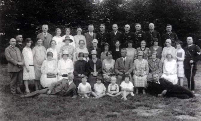 Maj&oacute;wka funkcjonariuszy z Komendy Powiatowej Policji Państwowej
w Lesznie wraz z rodzinami, w pierwszym rzędzie pośrodku w ubraniu
cywilnym siedzi Komendant Powiatowy Policji Państwowej w Lesznie
komisarz Konstanty Kubasik z żoną Zofią , lata 1926-1931.