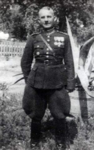 Komisarz Konstanty Kubasik w mundurze.