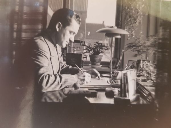 Janusz Kubicki w biurze chłodni (1938). 