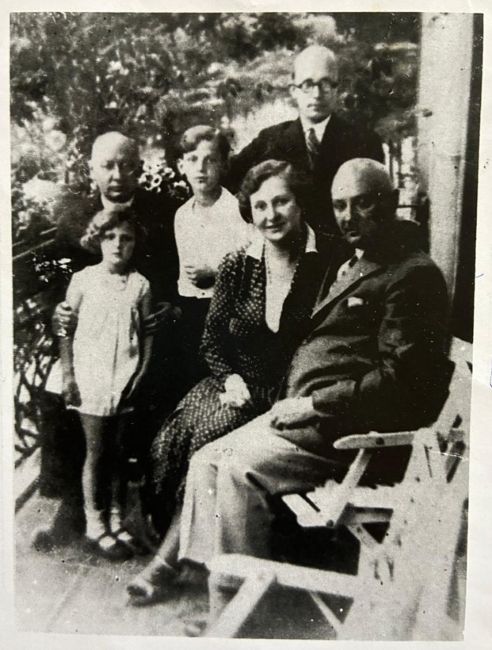 Rodzina J&oacute;zefa Kubskiego na balkonie