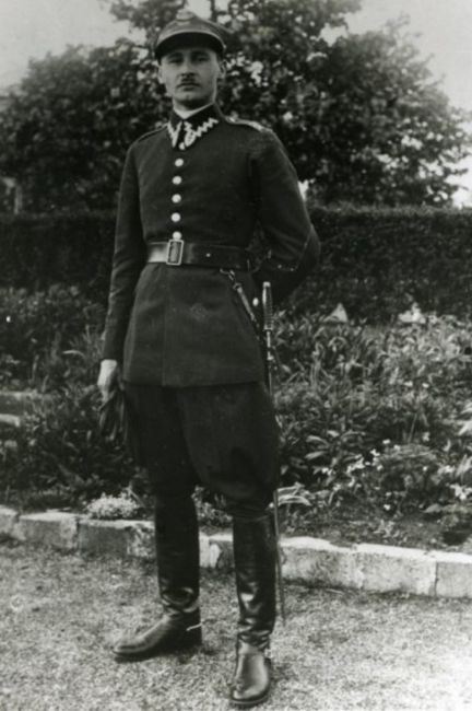 Stanisław Kucharczyk w mundurze plutonowego podchorążego rezerwy.