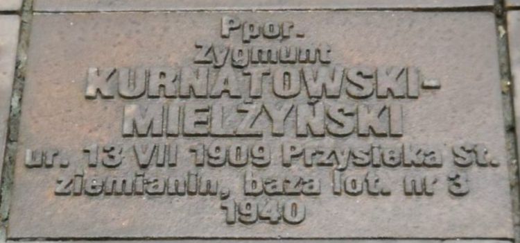 Tabliczka cmentarna podporucznika Zygmunta Kurnatowskiego-Mielżyńskiego na Cmentarzu Wojennym w Charkowie.