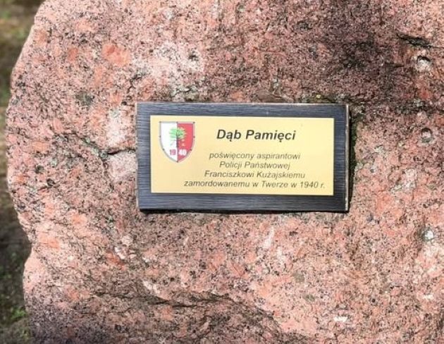 Dąb Pamięci Franciszka Kużajskiego - tabliczka.