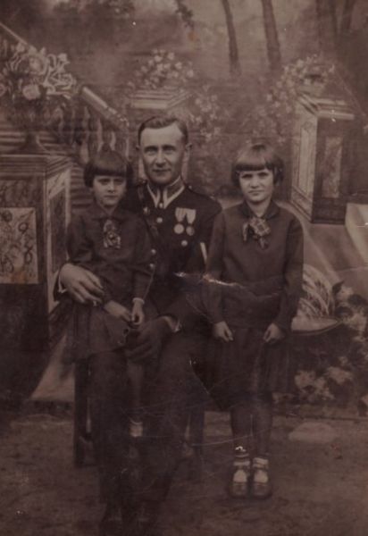 Franciszek Kużajski z c&oacute;rkami. 