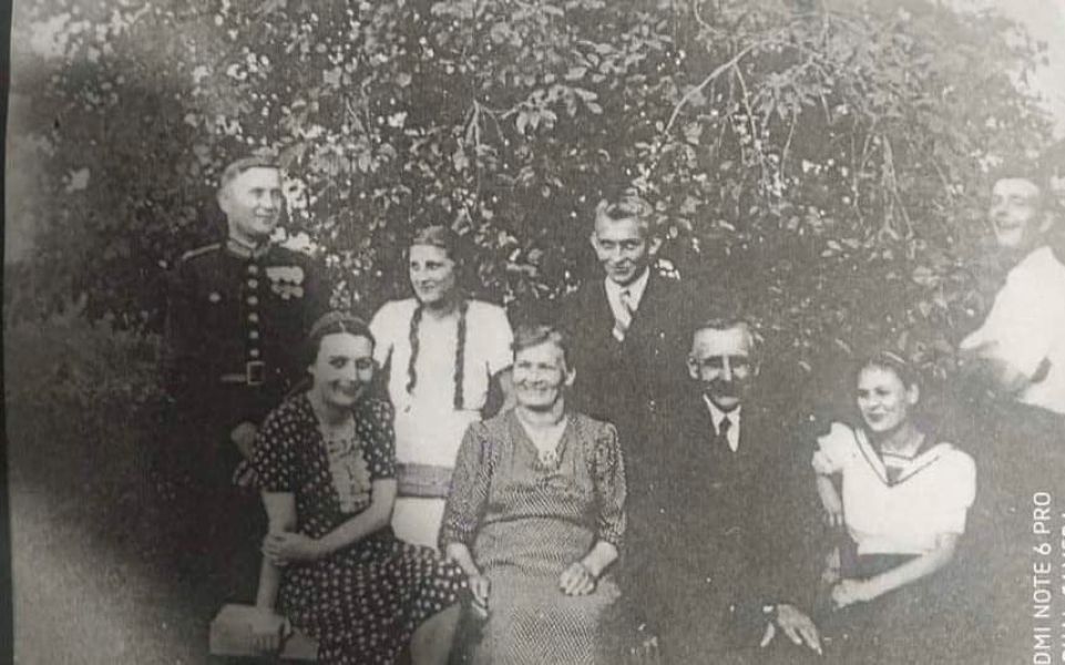 Małżonkowie Franciszek i Urszula (uśmiechnięci od lewej) - wakacje 1939 roku. 