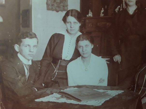 Bronisław Kwiatkowski z siostrą Heleną Bujakiewicz i Felicją Biały,
Poznań wrzesień 1921 roku