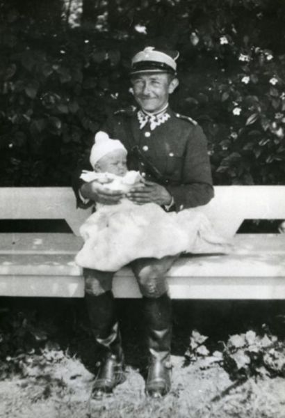 Wacław Laudowicz w mundurze podporucznika kawalerii, z dzieckiem - bratankiem Andrzejem.
