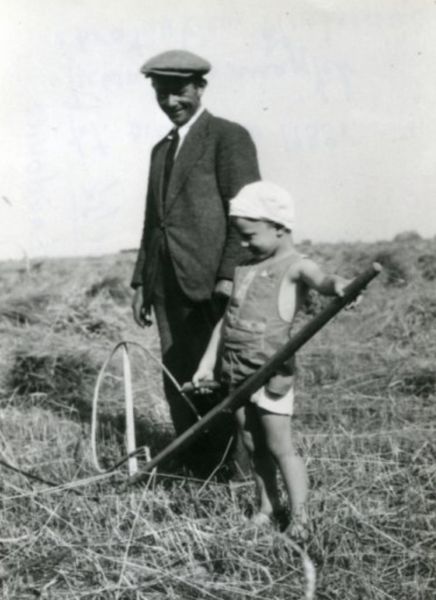 Wacław Laudowicz w cywilnym ubraniu, w polu, z bratankiem Andrzejem.