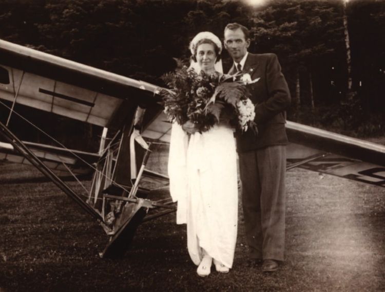 Fotografia wykonana po ślubie Janiny Lewandowskiej z instruktorem pilotażu Mieczysławem Lewandowskim (10 VI 1939 rok). 