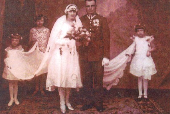Ślub z Ireną Perlikiewicz - 3 czerwca 1930 roku. Od lewej syn Lech, c&oacute;rka Dorota, c&oacute;rka Teresa.