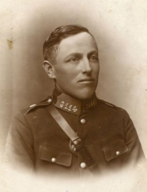 Posterunkowy Policji Państwowej Stefan Lewiński w mundurze.