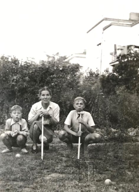 Wanda Libicka, żona Janusza Libickiego z synami Jackiem i Marcinem w ogrodzie domu przy ulicy Grunwaldzkiej 113 w Poznaniu.