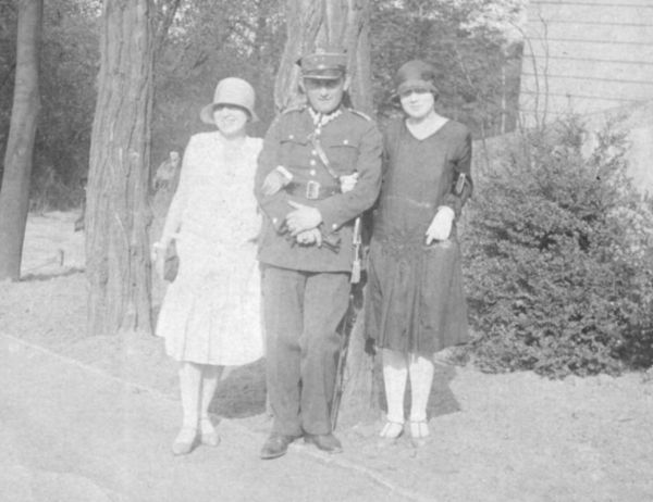 Porucznik Tomasz Machciński z dwoma kobietami. Materiały udostępnione przez IPN.