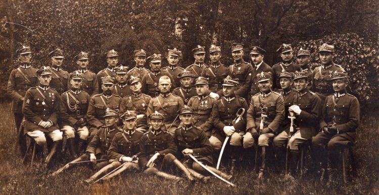 57 Pułk Piechoty Poznań, Sztab Pułku, wśr&oacute;d obecnych (pośrodku) porucznik Tomasz Machciński. 