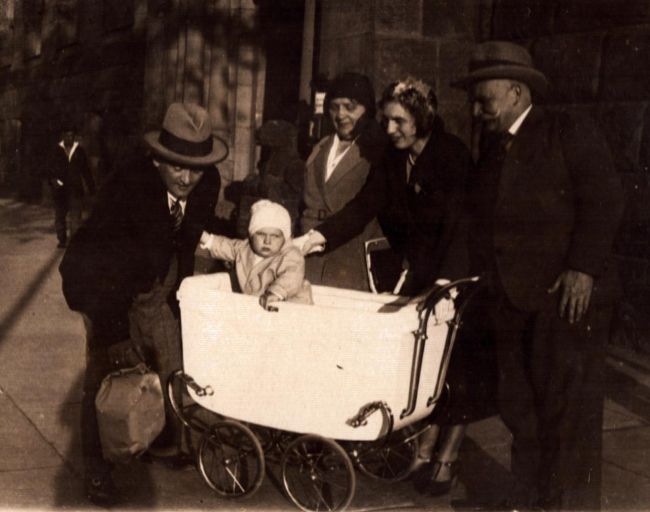 Poznań, czerwiec 1931 roku. W w&oacute;zku Andrzej Machciński (syn), stoi od lewej Tomasz Machciński (ojciec), Klementyna Kubicka (babcia), Stefania Machcińska (matka) i Stanisław Kubicki (dziadek). 