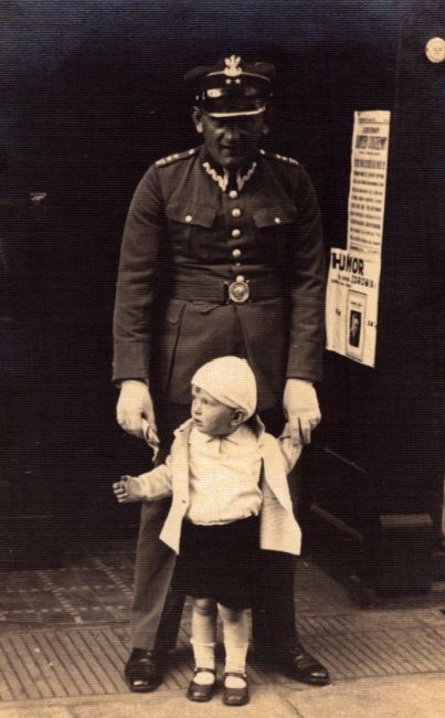 Porucznik Tomasz Machciński w mundurze z dzieckiem.