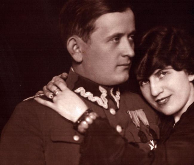 Porucznik Tomasz Machciński w mundurze z nieznaną kobietą (najprawdopodobniej z żoną Stefanią). 