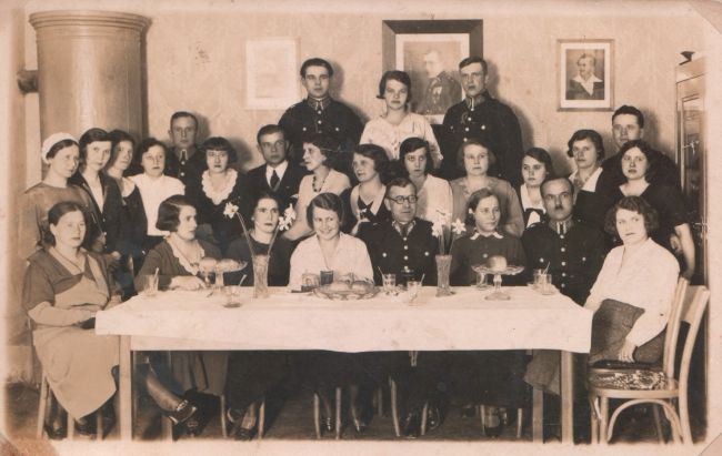 Herbatka rodziny policyjnej PP w Borysławiu, 11 maja 1933 roku - zdjęcie udostępnione przez Muzeum Armii Poznań