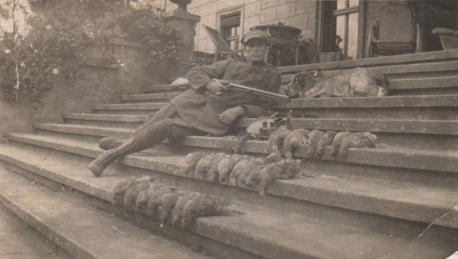 Czesław Maćkowiak - leśniczy w majątku ziemskim Edwarda Potworowskiego w Goli, powiat Gostyń, wrzesień 1930 roku - zdjęcie udostępnione przez Muzeum Armii Poznań.