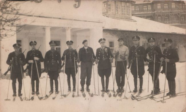Zawody narciarskie zespoł&oacute;w Policji Państwowej 24.02.1932 rok Truskawiec, powiat Drohobycz, wojew&oacute;dztwo lwowskie - zdjęcie udostępnione przez Muzeum Armii Poznań