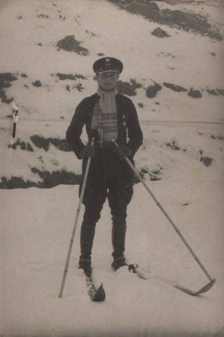 Posterunkowy PP Czesław Maćkowiak podczas treningu narciarskiego. Borysław, luty 1932 roku - zdjęcie udostępnione przez Muzeum Armii Poznań.