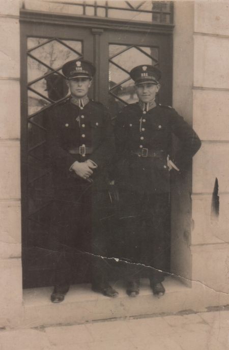 Posterunkowy Policji Państwowej Czesław Maćkowiak oraz posterunkowy Policji Państwowej Łukasz Hnat&oacute;w - Borysław, Karpaty 6 maja 1932 roku. - zdjęcie udostępnione przez Muzeum Armii Poznań