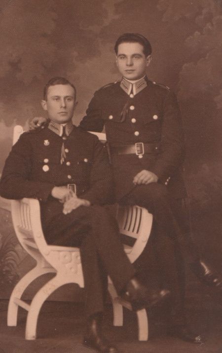 Posterunkowy PP Czesław Maćkowiak 
i posterunkowy Policji Państwowej Łukasz Hnat&oacute;w w 1933 roku - zdjęcie udostępnione przez Muzeum Armii Poznań