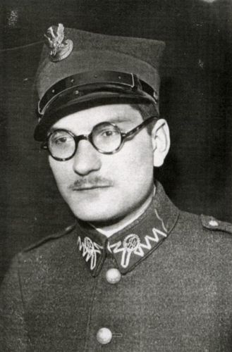 Tadeusz Majchrzak w mundurze szer. podchorążego w czapce.